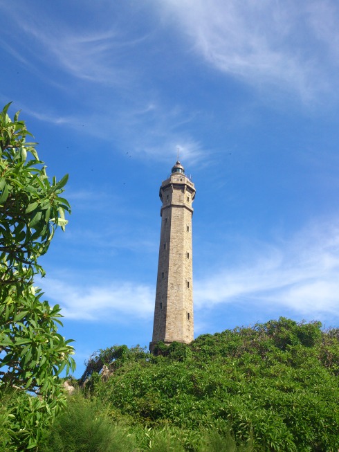 du khách sẽ thấy đây không phải là những viên đá bình thường có 4 góc mà tất cả các khối đá hoa cương dùng để xây ngọn hải đăng đều được chạm khắc thành từng ô, từng hình cạnh khớp với nhau.