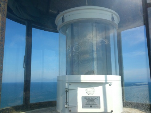 Trên ngọn tháp có bóng đèn lớn 2.000W, có bán kính quét sáng là 22 hải lý, tương đương 40 km, dùng làm tín hiệu hướng dẫn tàu bè qua lại.