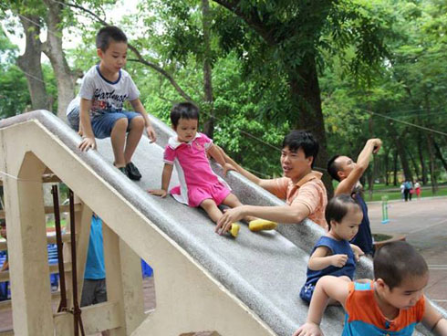 Không gian Công viên thoáng mát nên các bé cũng có nhiều thời gian để chơi những trò mình thích.
