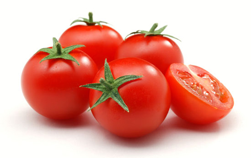 sử dụng cà chua cắt lát dày cho vào món ăn và ngâm trong đó từ 15 đến 20 phút
