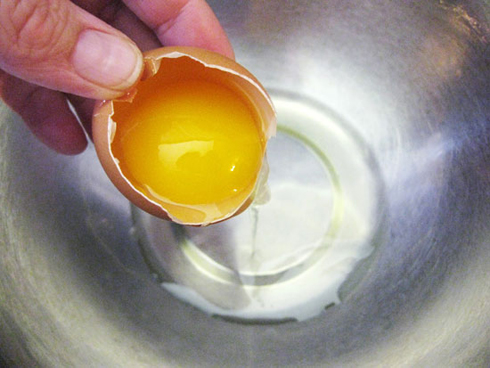 tùy theo lượng món ăn mà bạn sử dụng số lượng lòng trắng trứng sao cho phù hợp.