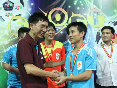 Anh Nguyễn Tuấn Phương cùng các anh BUL đã đại diện lãnh đạo trao cờ, huy chương và cúp vàng cho đội Vô địch