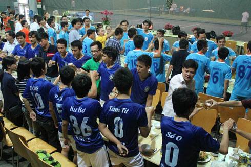 Ngay sau khi kết thúc trận chung kết, hơn 100 cầu thủ và cổ động viên đã cùng tập trung tại Canteen Toà Nhà để liên hoan tổng kết và trao giải.