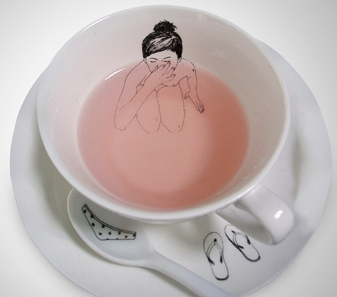 Tách trà có hình vẽ thiếu nữ đang tắm.