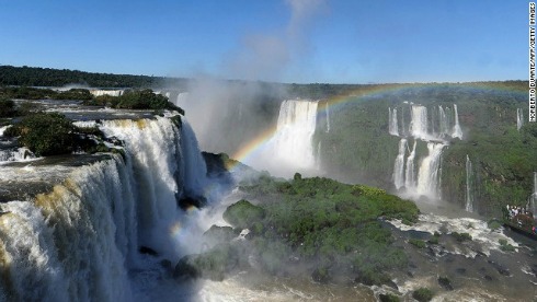 Brazil là một thế giới ngoài trời. Từ các quán cà phê vỉa hè của Rio, đến nướng thịt ở sân sau, cùng những bờ biển dài, đó còn là không gian tự nhiên. Quả thực, Brazil là một nơi đáng để ở bên ngoài. Văn hóa thưởng thức cuộc sống của người Brazil là vui chơi ngoài trời bởi họ có có môi trường tự nhiên đẳng cấp thế giới. Bãi biển, rừng nhiệt đới, thác nước - nó ở đây, thường là một quy mô hoành tráng. Một trong những vùng đất ngập nước lớn nhất thế giới, Pantanal, kéo dài 70.000 dặm vuông ở phía Tây Nam Brazil. Nơi đây là nhà của cả nghìn loài chim và động vật có vú và 300 loài khác nhau, từ heo vòi Nam Mỹ đến báo đốm. Sự bao la của rừng nhiệt đới Amazon, lớn nhất trên thế giới, hoặc vẻ đẹp của thác Iguazu - đó là rộng nhất và thứ hai về khối lượng trên thế giới - cũng phải được nhắc đến. Brazil là một thế giới ngoài trời. Từ các quán cà phê vỉa hè của Rio, đến nướng thịt ở sân sau, cùng những bờ biển dài, đó còn là không gian tự nhiên. Quả thực, Brazil là một nơi đáng để ở bên ngoài. Văn hóa thưởng thức cuộc sống của người Brazil là vui chơi ngoài trời bởi họ có có môi trường tự nhiên đẳng cấp thế giới. Bãi biển, rừng nhiệt đới, thác nước - nó ở đây, thường là một quy mô hoành tráng. Một trong những vùng đất ngập nước lớn nhất thế giới, Pantanal, kéo dài 70.000 dặm vuông ở phía Tây Nam Brazil. Nơi đây là nhà của cả nghìn loài chim và động vật có vú và 300 loài khác nhau, từ heo vòi Nam Mỹ đến báo đốm. Sự bao la của rừng nhiệt đới Amazon, lớn nhất trên thế giới, hoặc vẻ đẹp của thác Iguazu - đó là rộng nhất và thứ hai về khối lượng trên thế giới - cũng phải được nhắc đến.