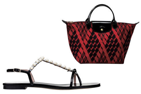 Chỉ cần một đôi sandals bệt có trang trí dễ thương và túi xách màu sắc nổi bật là bạn đã khiến nhiều người phải ngước nhìn trong bộ áo này.