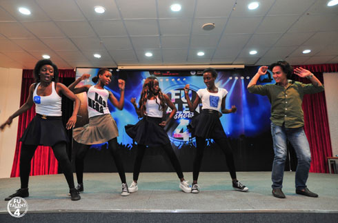 Các thí sinh đến từ Nigeria đã “châm lửa” cho FU Talent Show bằng màn trình diễn sôi động.
