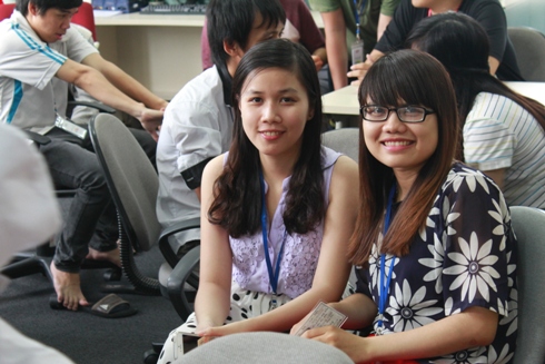Nguyễn Thị Minh Trang (trái) và Phạm Thanh Uyên của bộ phận FSU3 tươi cười trước khi hiến máu