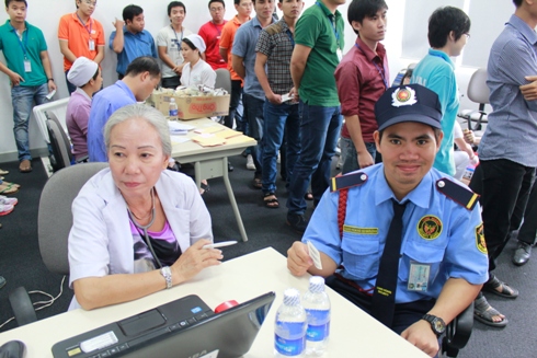Anh Đặng Văn Toản, nhân viên bảo vệ duy nhất của F-Town đăng ký tham gia hiến máu với nụ cười rạng rỡ.