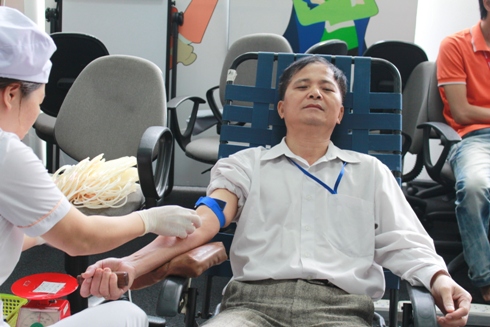 Anh Hoàng Đức Long (Nhân viên bộ phận IAD) là FSOFTer lớn tuổi nhất của FPT SOFTWARE tham gia hiến máu nhân đạo.