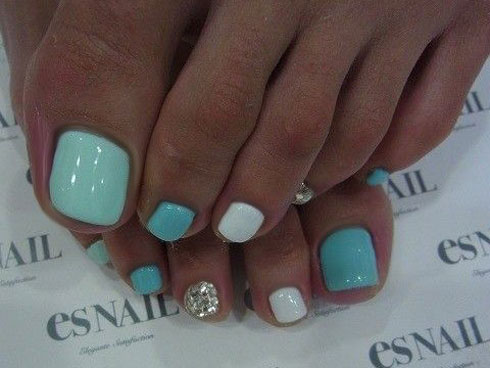 Một cách khác khiến các ngón chân trở nên thu hút hơn là pha trộn nhiều phong cách vẽ móng với nhau.