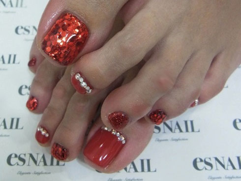 Sơn móng ánh nhũ dễ thực hiện khi bạn không có nhiều thời gian. Bạn sơn một lớp nhũ màu lên ngón chân, chờ khô rồi bắt đầu đính đá, điểm ánh nhũ vào một số điểm.