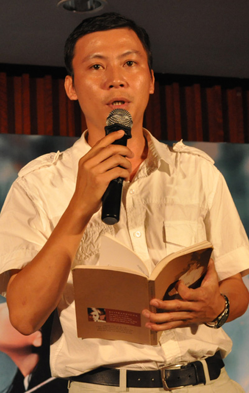 Bùi Thanh Tuấn chia sẻ những vần thơ hay của mình với khán giả FPT. Ảnh: C.T.