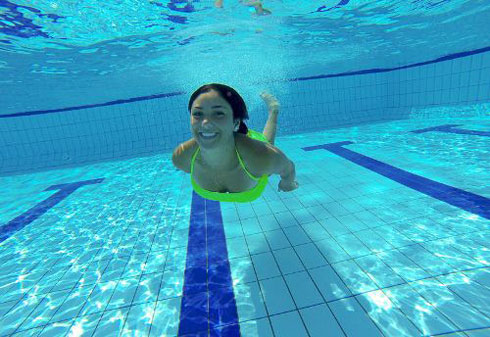Bơi lội: Bơi là hoạt động vô cùng hiệu quả và toàn diện trong việc cải tạo sức khỏe, tăng cường các nhóm cơ.