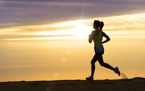 Chạy bộ: Chạy mang tới nhiều lợi ích như giảm stress, giảm nguy cơ trầm cảm, đốt calo và giúp bạn có một sức khỏe tốt. Chạy bộ vào sáng sớm mỗi ngày được coi là một trong những bài tập tốt nhất cho cơ thể.