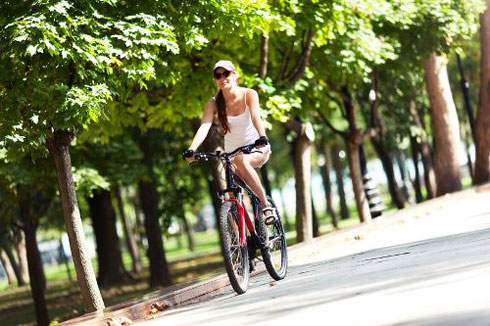 Đạp xe: Đây là bài tập khiến bạn vã mồ hôi nhất và có tác động tích cực lên đôi chân.