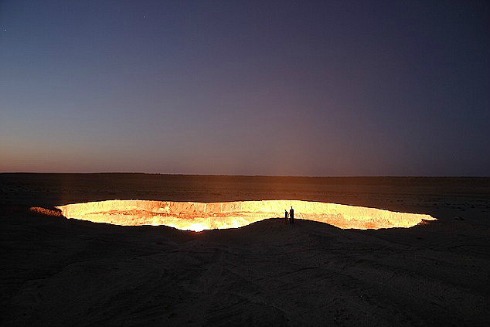 Cánh cửa đến Địa ngục là tên gọi của một mỏ khí thiên nhiên ở Derweze, tỉnh Ahal, Turkmenistan.