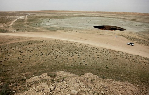 Trong tháng 4 năm 2010, Tổng thống Turkmenistan, Gurbanguly Berdimuhamedow, đã đến thăm địa điểm và ra lệnh rằng hố này cần phải được lấp, hoặc các biện pháp được thực hiện để hạn chế ảnh hưởng của nó đối với sự phát triển các mỏ khí tự nhiên khác trong khu vực.