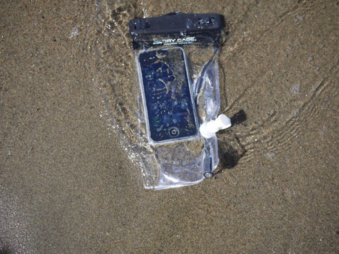 Dĩ nhiên, bạn sẽ mang theo điện thoại đi biển nên bạn cần chọn một chiếc túi chống thấm nước thật tốt để bảo vệ điện thoại khỏi nước và cát.