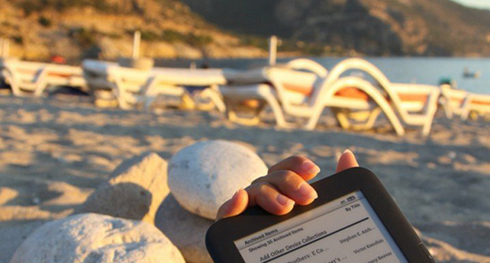 Bãi biển là nơi lý tưởng để thư giãn cùng một cuốn sách hay, vì vậy bạn cần phải mang theo thiết bị đọc sách điện tử. Đó là một món đồ đáng đầu tư, giúp bạn tiết kiệm không gian đựng sách hay tạp chí.
