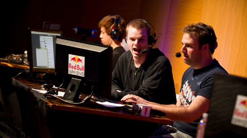 Bình luận viên game là những người truyền lửa cho các trận đấu online.