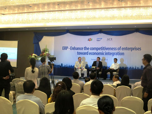 Hội thảo nhận được sự quan tâm của doanh nghiệp Myanmar với rất nhiều câu hỏi được đặt ra cho các chuyên gia đến tu FPT IS, SAP, ACE (theo thứ tự từ trái qua phải).JPG