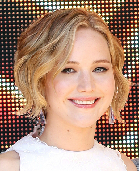 Tóc bob hiện nay đã có nhiều biến tấu, khác hẳn kiểu thẳng và ôm mặt như trước kia. Các ngôi sao Hollywood thử nghiệm qua nhiều phong cách như bob ngắn, dài (lob), xoăn lọn hay ép thẳng... Jennifer Lawrence nuôi tóc dài sau khi cắt pixie và tỉa lệch ở sau gáy, tạo độ phồng hợp lý cho các lọn tóc.