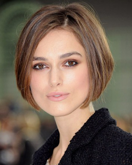 Keira Knightley chọn tóc bob truyền thống, ôm vừa sát gương mặt, che đi các nét vuông và sắc cạnh ở cằm.