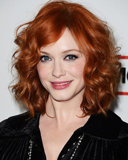Christina Hendricks nhuộm tóc lob ánh đỏ, thêm kiểu rẽ ngôi lệch trán, làm gương mặt bớt góc cạnh và thon nhỏ hơn.