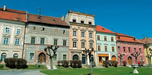 Những khu nhà và căn hộ nguyên khối từ thời kỳ Tiệp Khắc cũ được cải tạo để đảm bảo rằng người dân sống ở các vùng ngoại ô của thành phố cũng sẽ tham gia vào các hoạt động văn hóa.