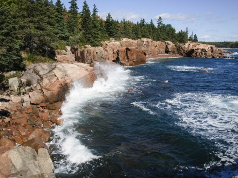 Vườn quốc gia Acadia - Maine. Nhiều du khách chọn mùa hè và thu để đến chiêm ngưỡng cảnh quan tuyệt vời từ sóng nước vùng biển, những hòn đảo ẩn hiện, rừng thông và vân saml; nhất là những bãi đá nhiều hình thù. Diện tích 47 dặm vuông, gần đôi quận Manhattan.