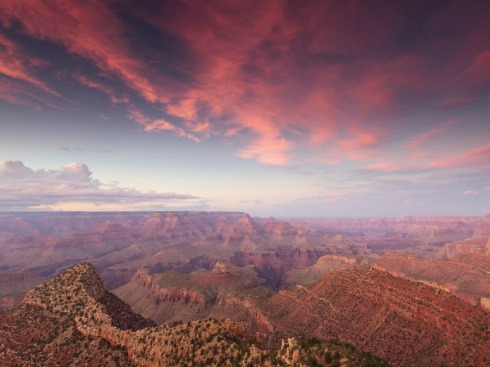 Vườn quốc gia Grand Canyon - Arizona. Gần bằng diện tích tiểu bang Delaware nhưng hằng năm nó lại hút gần 5 triệu du khách. Công viên cũng là một trong điểm đến được nhiều trang du lịch toàn cầu khuyến nghị đến thử một lần nếu dịp thăm Mỹ.