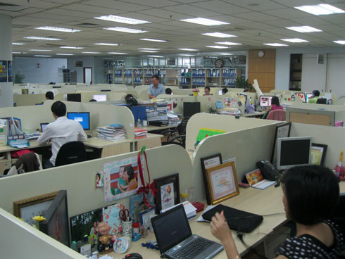 Ban Công nghệ thông tin (FIM) và Ban đảm bảo Chất lượng (FQA) có tỷ lệ đi làm đúng giờ cao nhất. Theo chị Lê Thị Thùy Dương (Ban tuyền thông FPT – FCC), đi làm sớm có lợi ích là không phải chen chúc, chờ thang máy cũng như có nhiều thời gian để làm việc hơn.