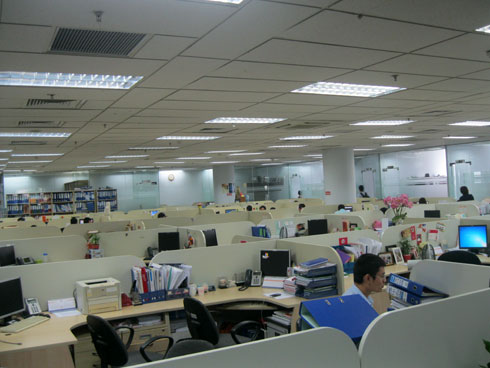 Nhiều CBNV FPT HO không còn nhớ chính xác thời gian quy định làm việc buổi sáng là 8h hay 8h30. Thông thường, CBNV FPT HO thường có mặt đông đủ vào khoảng 9h hoặc 9h15. Đây là ảnh chụp lúc 8h30.