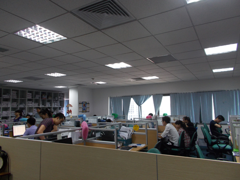 Chưa đến 8h30 nhưng tất cả chỗ ngồi đều đã kín. Theo chị Mai, mọi người ở văn phòng đều thường xuyên đi sớm, về muộn. Ngày thường thì tầm 19h -20h mới rời cơ quan, nếu dịp cuối tháng hoặc chốt số thì phải 22h.