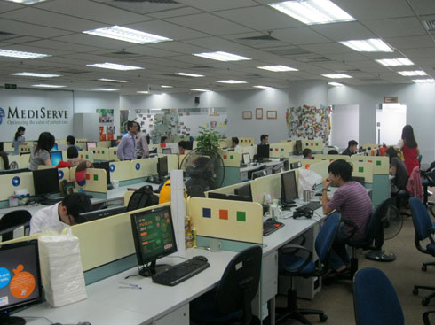 FPT Software áp dụng hình thức phạt tiền 20.000 đồng khi đi làm muộn và về sớm, không đúng giờ. Theo đó, giờ làm việc buổi sáng là 8h30, nhưng sau 8h45 phút, CBNV chưa quẹt thẻ mới bị phạt.