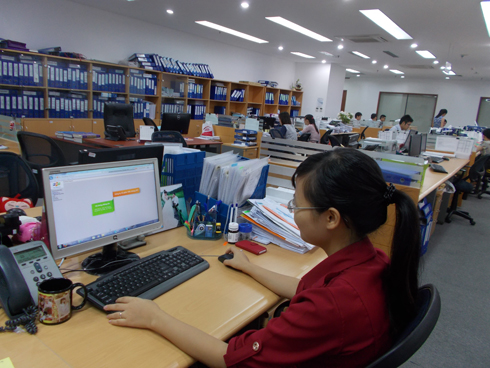 Theo chia sẻ của nhiều CBNV, khoảng thời gian đầu giờ sáng rất hữu ích để rà soát khối lượng công việc trong ngày. Chị Trần Thị Thùy Linh, Trung tâm Đào tạo FPT Telecom, thường check list công việc đã lên sẵn từ hôm trước. Còn chị Đỗ Thị Bích, Ban Nhân sự, thường mở e-mail cá nhân để xem các công việc quan trọng trong ngày, sau đó cập nhật một số tin tức xã hội qua các báo mạng.