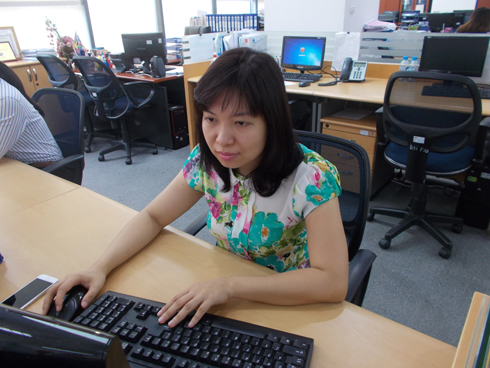 Theo chị Nguyễn Phương Anh, Văn phòng FPT Telecom, hiện công ty đang thực hiện lịch nghỉ mát cho CBNV và nhiều phòng ban đang đi công tác tỉnh thực hiện chốt số quý 2 nên cơ quan khá vắng vẻ.