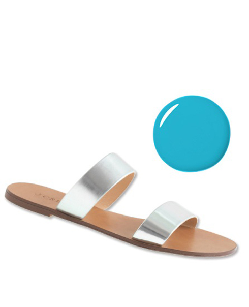 Với những đôi dép mang màu ánh kim mạnh mẽ, bạn nên chọn sơn móng thể hiện nét nữ tính như xanh ngọc hoặc tím nhạt.