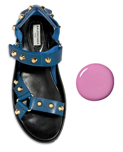 Nếu dép của bạn mang màu trầm, hãy thử sơn móng pastel nhẹ nhàng làm điểm nhấn.