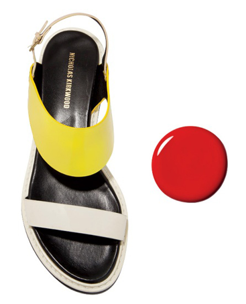 Tạo khung màu color-block khi đôi sandals mang những sắc màu đối lập.