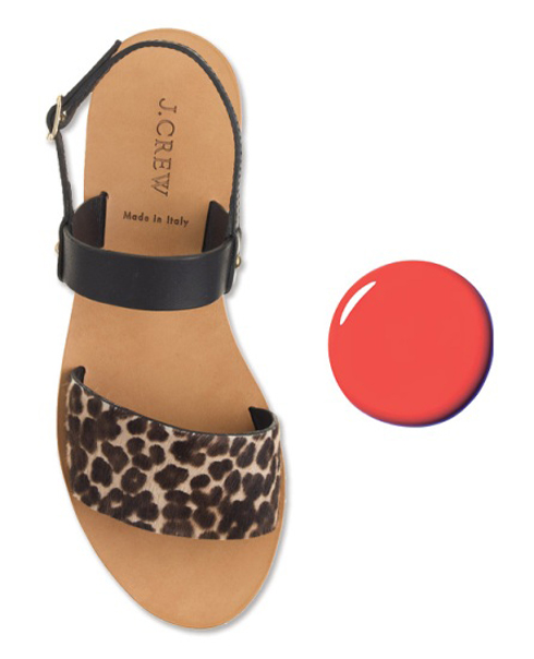 Nếu dép có nhiều họa tiết hoặc họa tiết da báo, bạn nên chọn màu nổi bật cho móng, để có điểm nhấn.