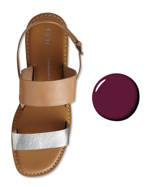 Các tông màu ánh kim sẽ càng nổi bật khi bạn sơn móng bằng màu tím sẫm trầm ấm.