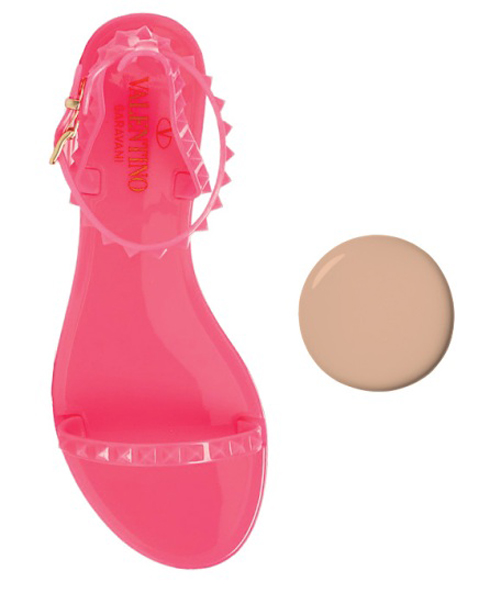 Vẫn áp dụng quy tắc tương phản, khi có một đôi sandals quá nổi, bạn hãy sơn móng màu nude hoặc nhạt.