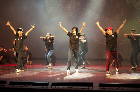 Thành viên các đội tham gia FU Talent Show cùng nhảy múa trong tiết mục khai mạc trong tiếng nhạc sôi động.