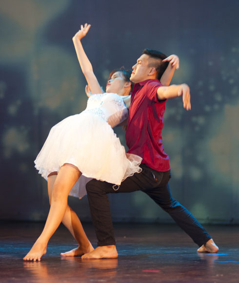 Hai sinh viên Đậu Vân Anh và Nguyễn Đức Giang thể hiện màn múa đương đại kết hợp với