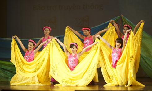 CLB Văn hóa Nghệ thuật với màn múa Sóng lụa ven đô. Những động tác uyển chuyển và đồng đều của các cô gái được giám khảo khen ngợi.