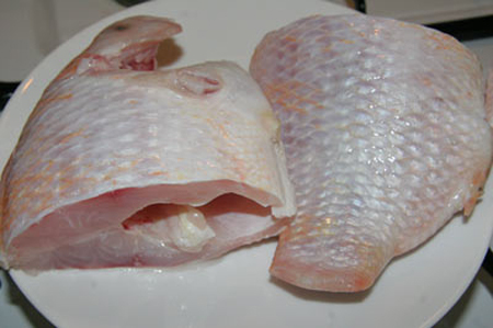 Cá điêu hồng làm sạch, bỏ vảy. Rửa cá sạch, rửa lại với rượu trắng rồi lau khô.