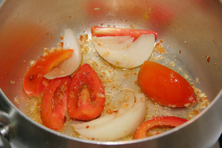 Phi thơm tỏi, hành. Cho cà chua, hành tây vào xào với ít hạt nêm, đường.