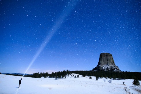 Tháp Quỷ - Wyoming, Mỹ. Nằm ở phía Đông Bắc bang Wyoming, Mỹ. Tháp Devil hay còn gọi là Tháp Quỷ là một trong những địa điểm du lịch mạo hiểm nổi tiếng trên thế giới. Khối đá tuyệt đẹp do mẹ thiên nhiên tạo ra này có hình dạng cột đứng giống như một công trình kiến trúc nhân tạo. Tháp Devil là một núi đá bazan khổng lồ cao khoảng 380met, không có ngọn, được hình thành khoảng 65 triệu năm trước bởi các hoạt động của núi lửa. Devil hiện nay có hình dáng như phần hông của thiếu nữ. Trên bề mặt đá của tháp còn có rất nhiều đường rãnh kỳ lạ trông giống như vết tích để lại của một con vật khổng lồ. Devils Tower, tiếng địa phương gọi là Mato Tipila nghĩa là Tháp Gấu, khi xưa là một nơi thiêng liêng đối với một số bộ tộc sống ở đó bao gồm cả tộc Lakota Sioux, Cheyenne và Kiowa.
